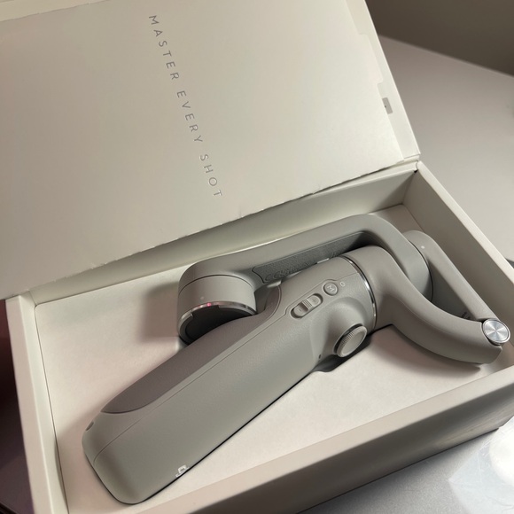 DJI OM 5 Smartphone Stabilizer in White - Picture 5 of 8